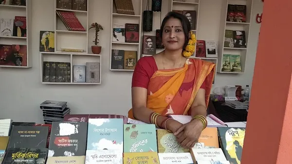 আবিস্কার প্রকাশনীর বিক্রয়কর্মী শিরিন পেশায় গৃহিনী। তিনি বললেন, মেলার পরিবেশটাই অন্যরকম। কাজ করলেও মন ভালো হয়ে যায়।
