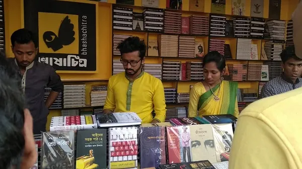 ভাষাচিত্রের দুই বইকর্মী। ব্যস্ততায় কাটছে সময় ফাগুনের রঙে।