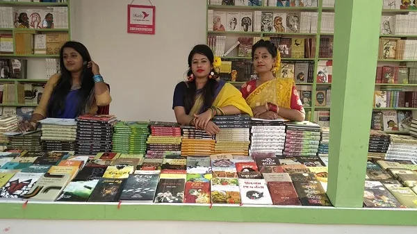 দুই বান্ধবী ইডেনে পড়ছেন, সেকেন্ড ইয়ারে। গল্পে গল্পে কাজ চলে। চলে উৎসব উপভোগ। বইমেলা দারুণ।