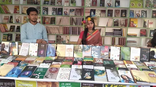ইডেন কলেজের ক্যামেস্ট্রি ফোর্থ ইয়ারের শিক্ষার্থী তাহমিনা। বইমেলায় কাজ তার জন্য আনন্দদায়ক নতুন অনুভূতি।