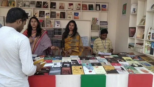 দেশ পাবলিকেশন্সের দুই বিক্রয়কর্মী। উৎসব পালনের মধ্য দিয়ে কাজ করার সুযোগ আছে বলে বই মেলার কাজটাই ভালো লাগে তাদের।
