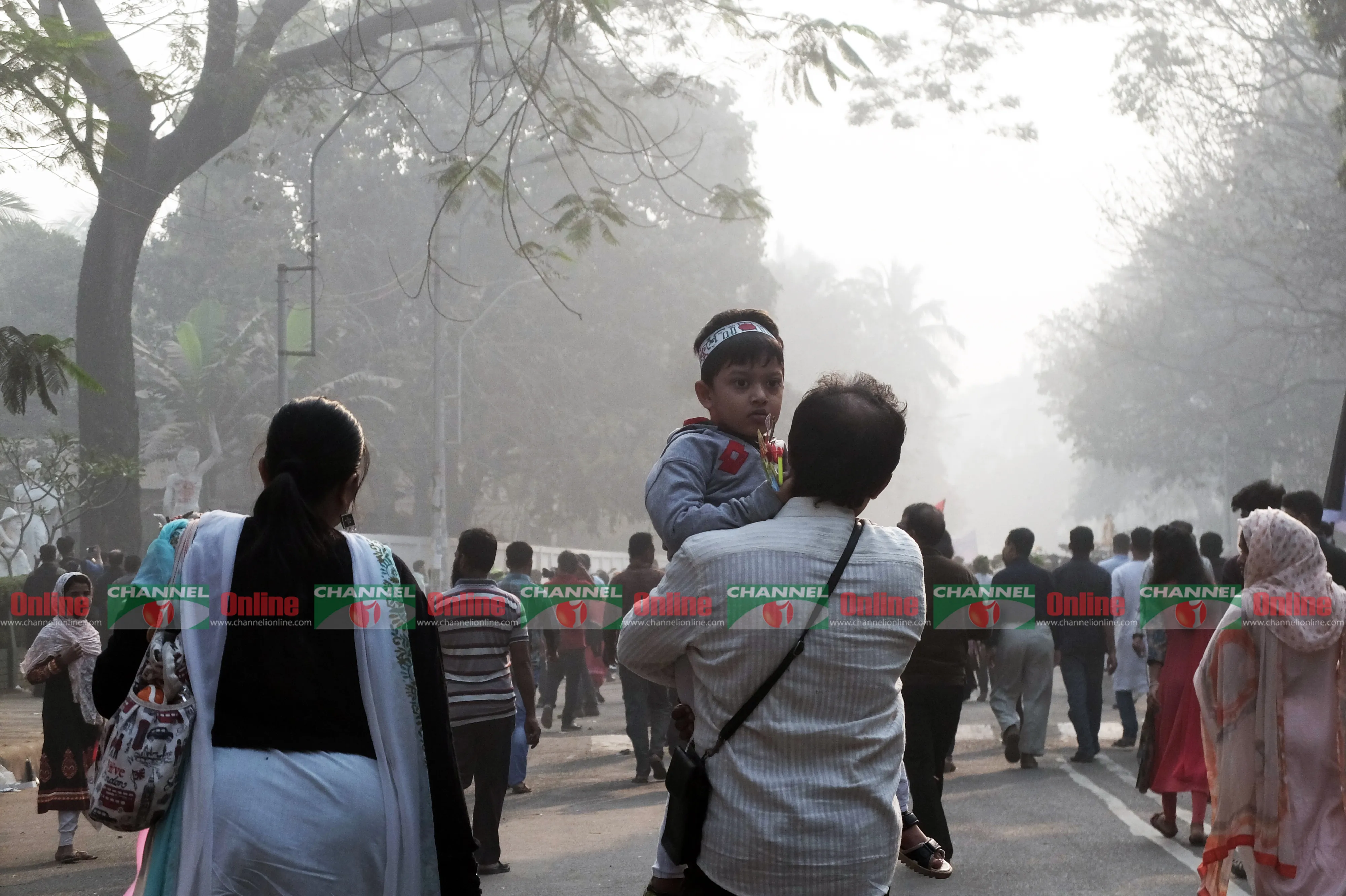 মা-বাবার সাথে, শহীদ মিনারের পথে