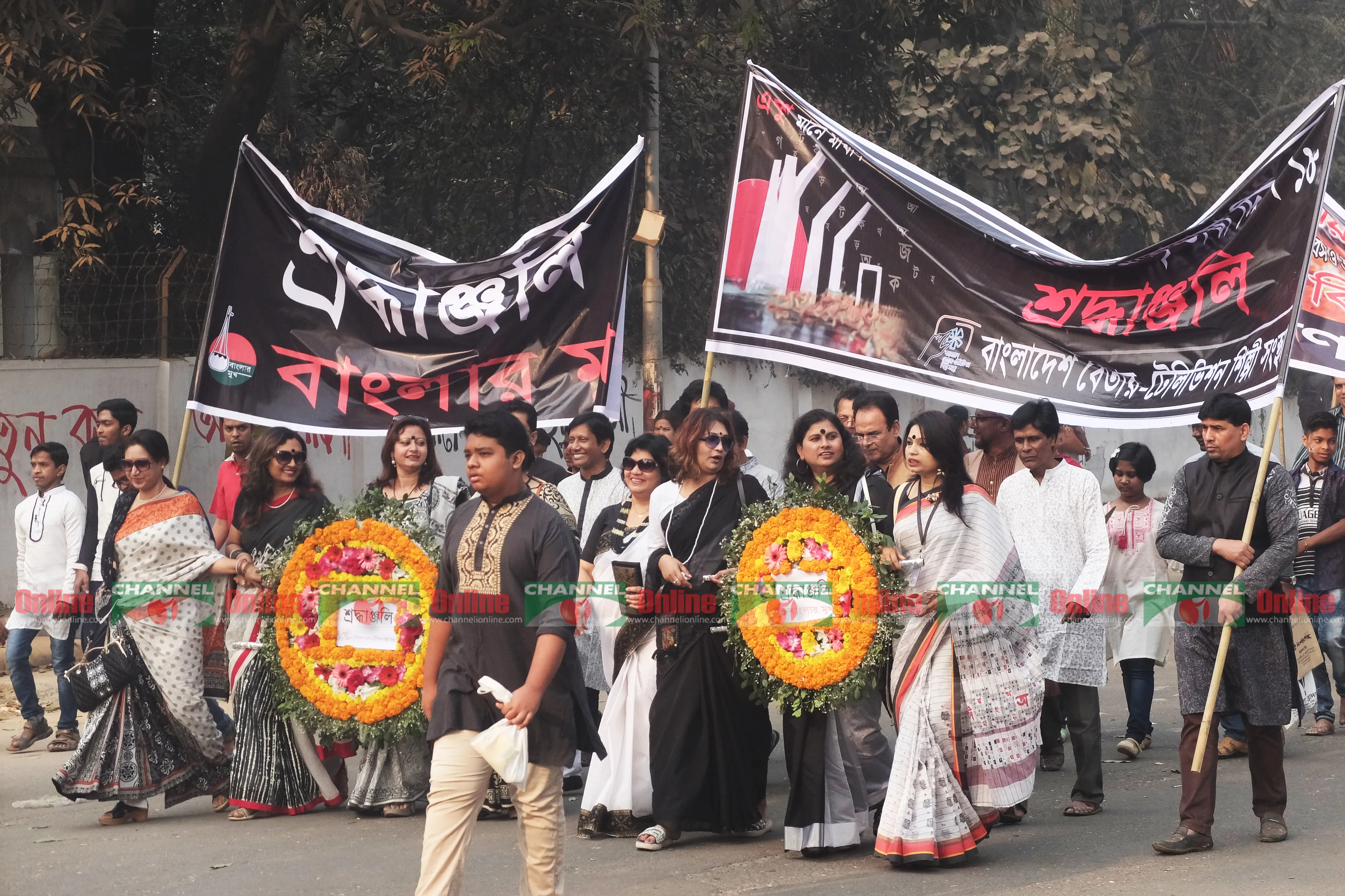 বিভিন্ন শ্রেণী পেশার মানুষ আসেন শ্রদ্ধা জানাতে