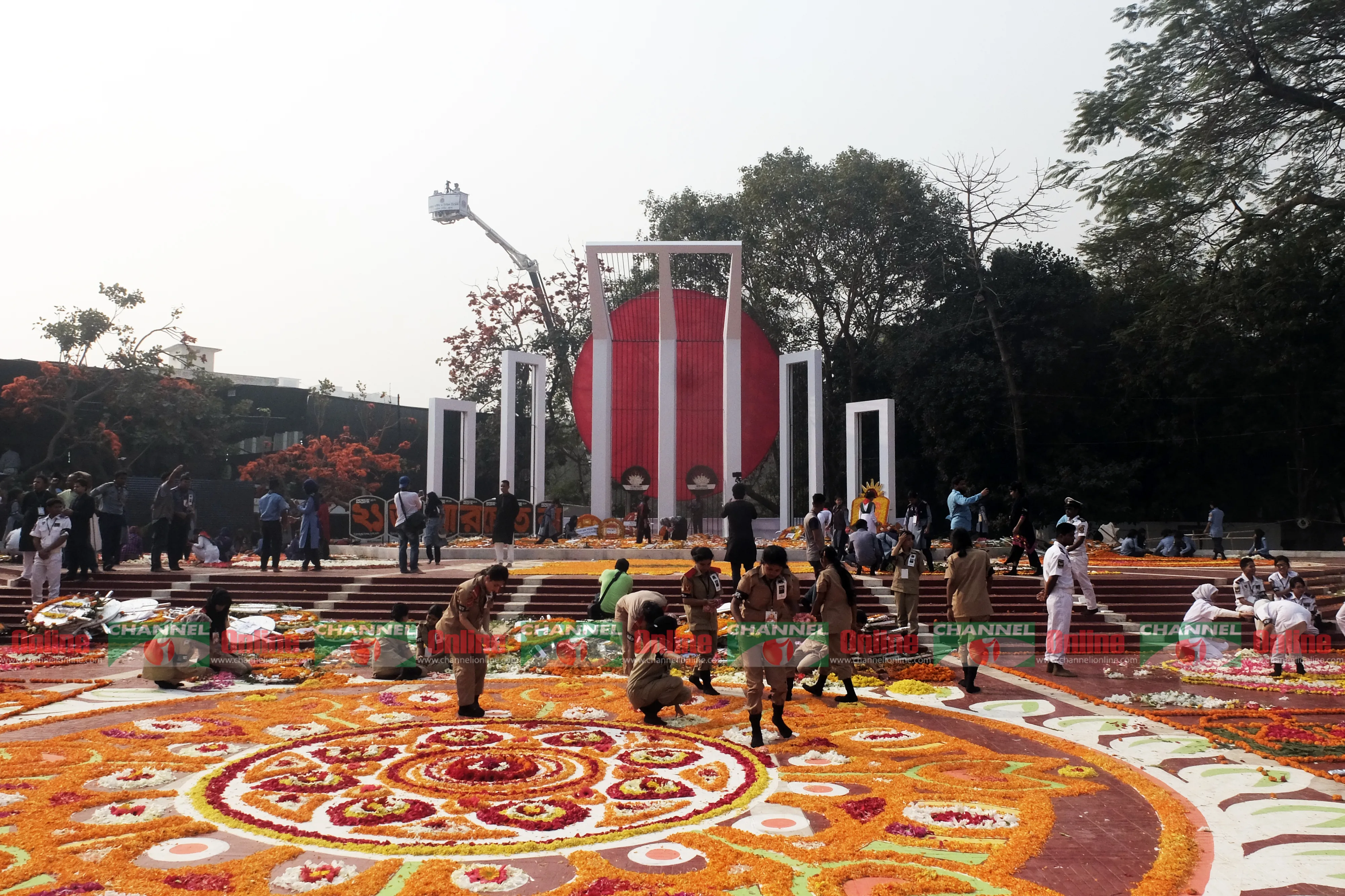 শহীদ বেদি সাজাতে ব্যস্ত স্বেচ্ছাসেবকরা