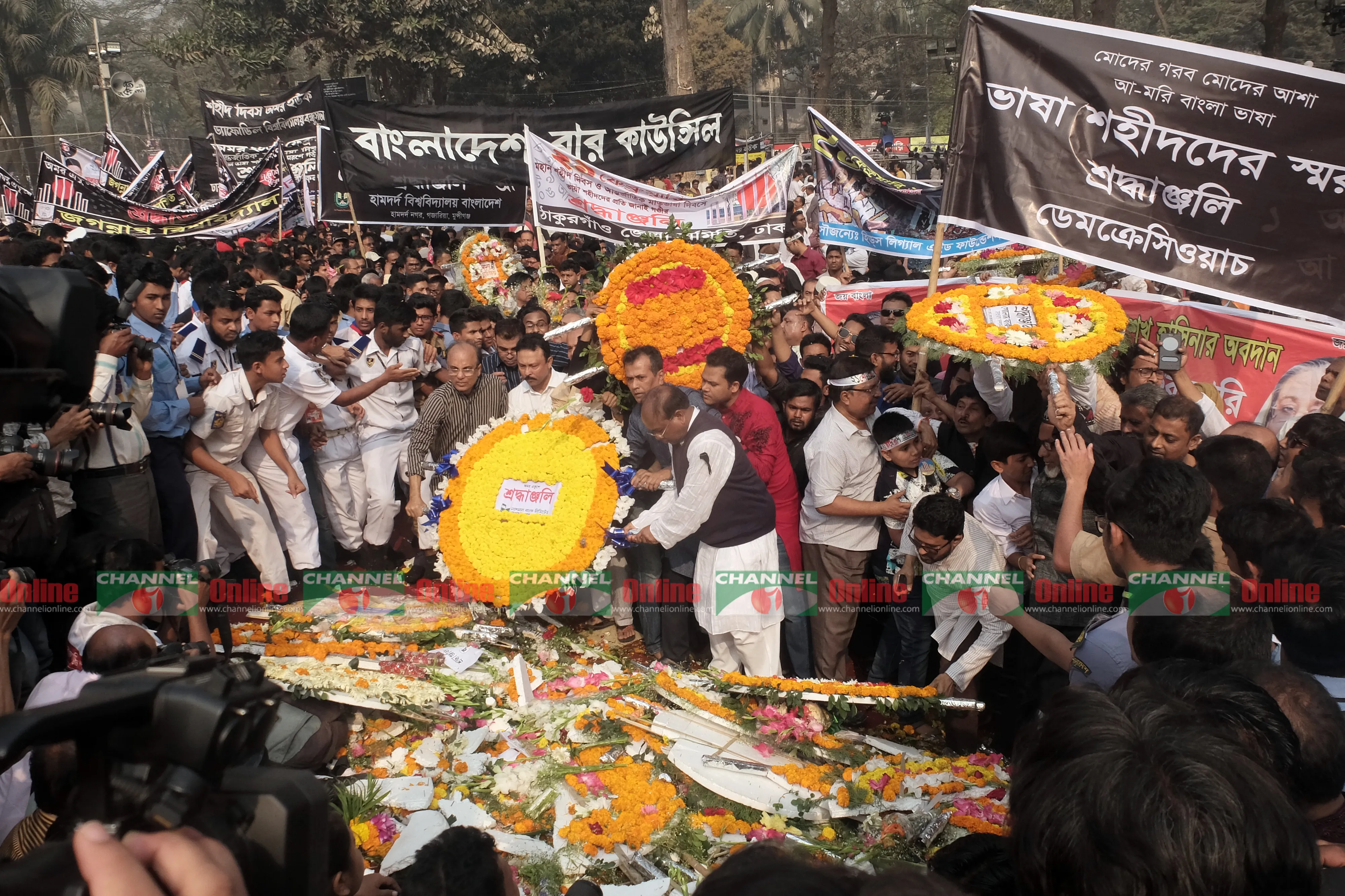 বিভিন্ন সামাজিক, রাজনৈতিক সংগঠনের নেতৃবৃন্দ পুস্পস্তবক অর্পণ করেন