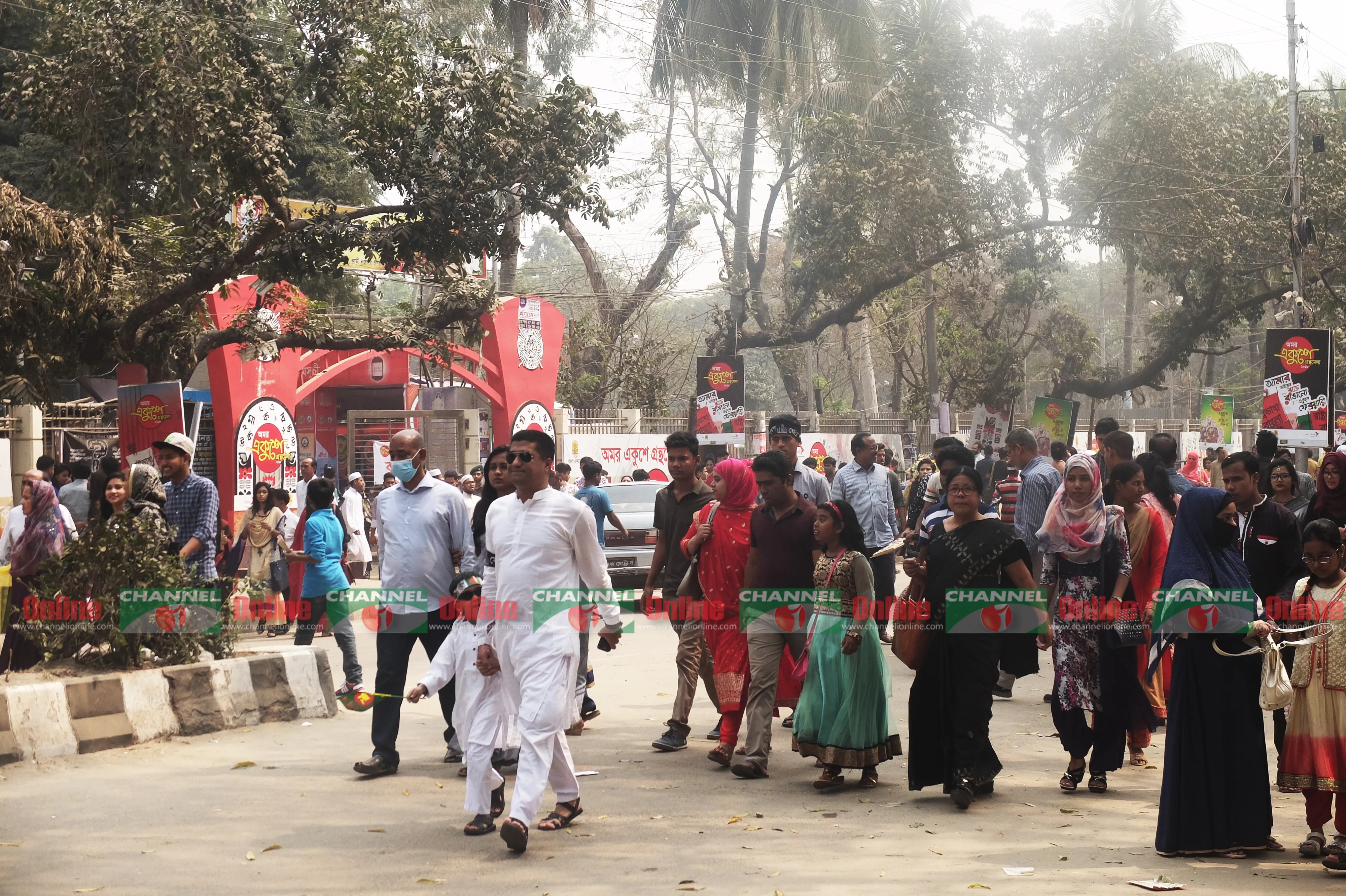 একুশে বইমেলার গেটে মানুষের ভিড়