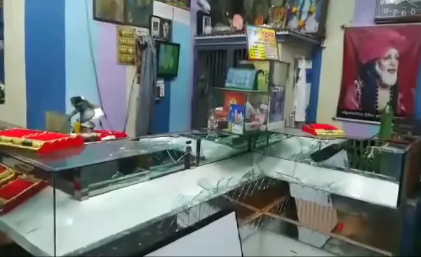 ফিল্মি স্টাইলে স্বর্ণের দোকানে ডাকাতি, আটক ৩