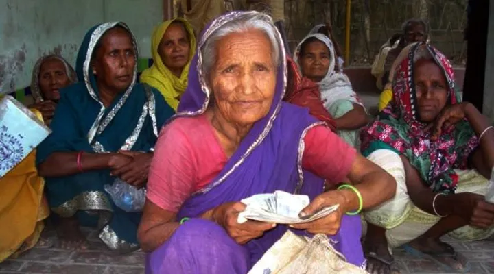 বয়স্ক ও বিধবা ভাতার মতো সেবায় ব্যাংকের ফি’র যৌক্তিকতা নিয়ে প্রশ্ন