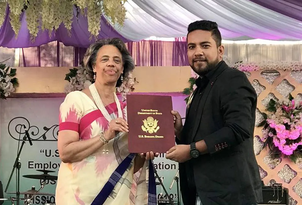 ঈগলস ড্যান্স কোম্পানিকে সম্মাননা দিলেন মার্কিন রাষ্ট্রদূত