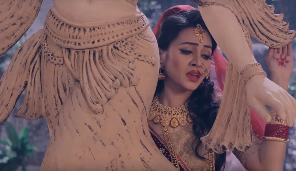 মহারাজকে কাছে পেতে কনে রানীর গান!