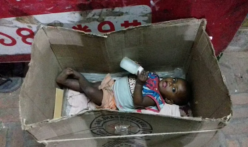 জন্ম থেকেই কাগজের কার্টনে মারিয়া