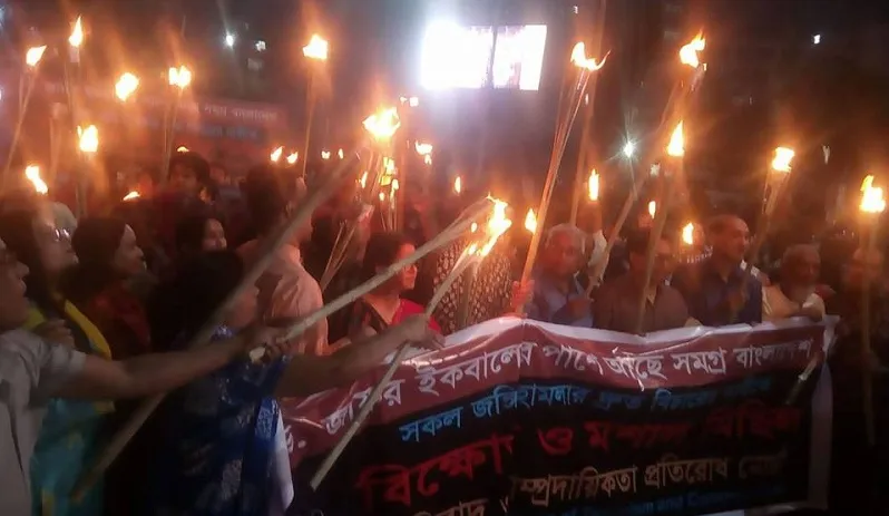 সব জঙ্গি হামলার দ্রুত বিচারে বিক্ষোভ ও মশাল মিছিল