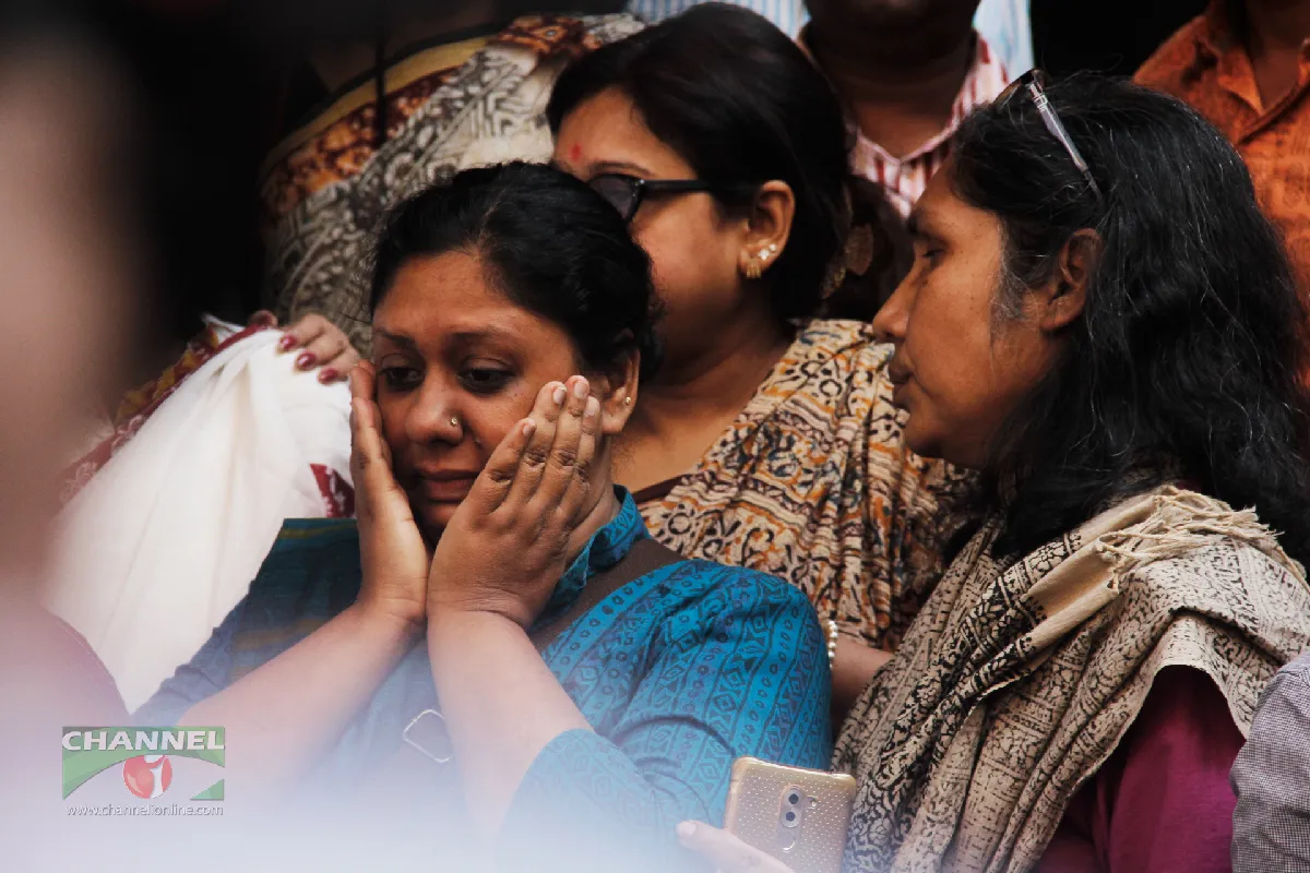 নিজেকে সামলে নেয়ার চেষ্টায় মেয়ে প্রিয় রঞ্জনী