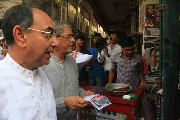 খালেদার মুক্তির দাবিতে দুই মির্জার লিফলেট বিতরণ