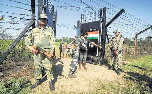 বাংলাদেশ ও পাকিস্তান সীমান্তে কাঁটাতারের ওপারে বিএসএফের দুর্নীতি