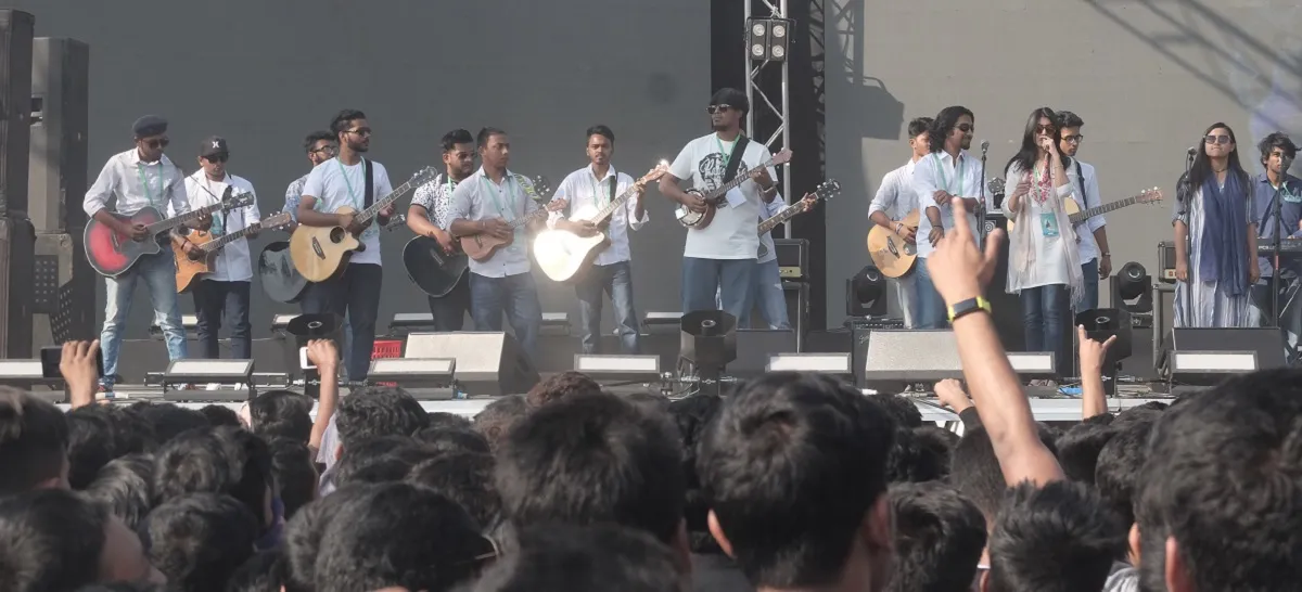 জ্বলন্ত সূর্যের তেজ ছাপিয়ে উন্মাতাল তারুণ্য