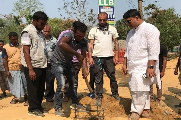 কুতুপালংয়ে রাস্তায় সৌরবাতি