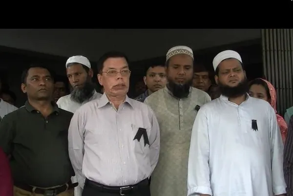 জাফর ইকবালকে হত্যাচেষ্টার প্রতিবাদে তৃতীয় দিনের মতো উত্তাল শাবি