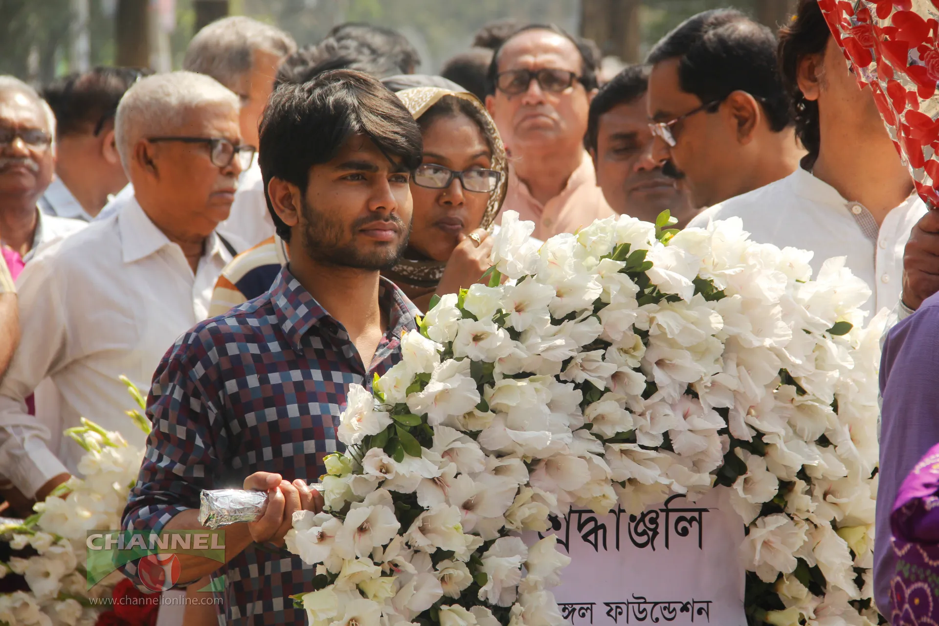 সামাজিক, সাংস্কৃতিক সংগঠনগুলো শেষ শ্রদ্ধা জানাতে অাসে তাদের প্রিয়ভাষিণীকে ছেলে কারু তিতাস মায়ের কফিনের সামনে কান্নায় ভেঙে পড়েন
