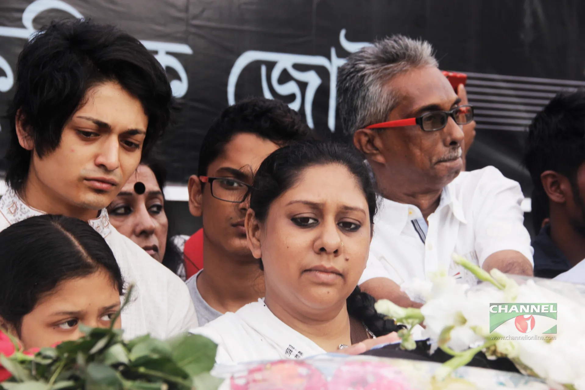 ছোট ছেলে কাজী শাকের তূর্য, ছোট মেয়ে ফুলেশ্বরী প্রিয়নন্দিনী, বড় মেয়ে রত্নেশ্বরী প্রিয়দর্শিনী, বড় ছেলে কারু তিতাস মায়ের কফিনের সামনে কান্নায় ভেঙে পড়েন