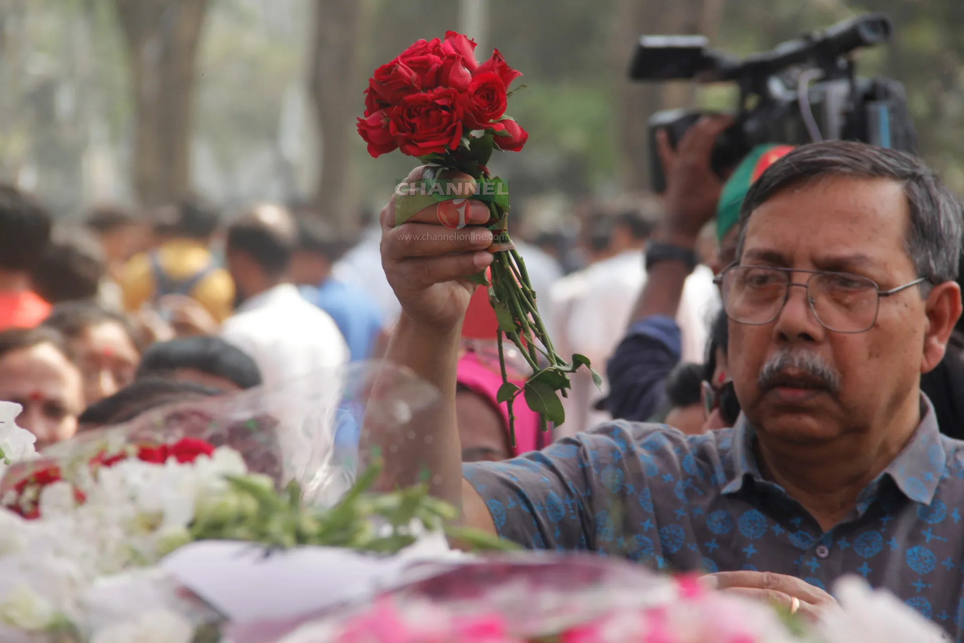নিজ উদ্যোগে নাগরিক সমাজের আনেকেই আসেন প্রিয় ব্যক্তিত্বকে শেষ শ্রদ্ধা জানাতে