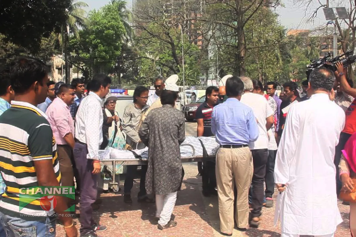 বেলা এগারটায় প্রিয়ভাষিণীর মরদেহ কেন্দ্রীয় শহীদ মিনারে নিয়ে অাসা হয়