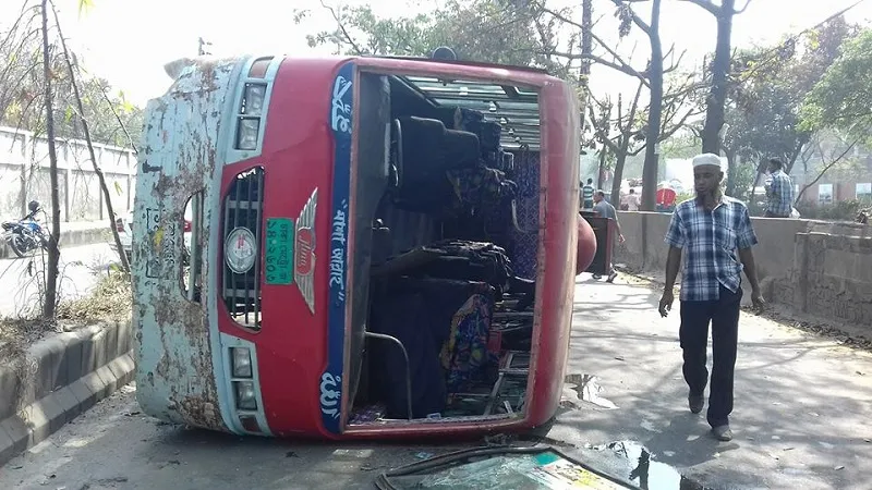 বেপরোয়া গতিতে চলে উল্টে গেল বাস