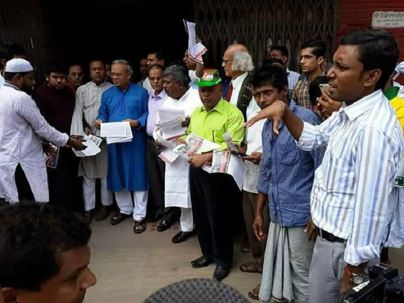 খালেদার মুক্তি চেয়ে লিফলেট বিতরণ