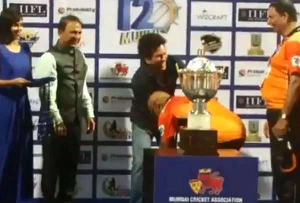 শচীনের পা ছুঁয়ে কাম্বলির শ্রদ্ধা
