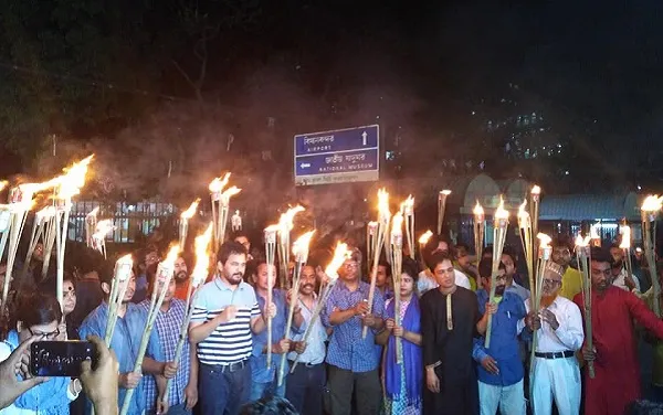 ড. মুহম্মদ জাফর ইকবালের উপর হামলার প্রতিবাদে শাহবাগে মশাল মিছিল