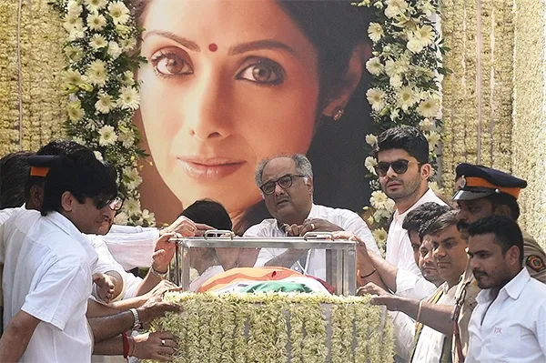 সমুদ্রে ভাসিয়ে দেয়া হবে শ্রীদেবীর অস্থি