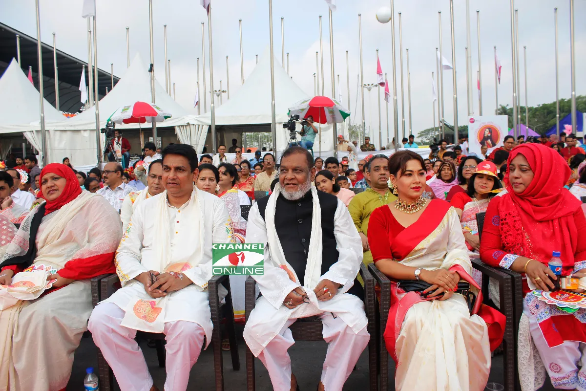 মুক্তিযুদ্ধ বিষয়ক মন্ত্রী আ ক ম মোজাম্মেল হক (মাঝে) পয়লা বৈশাখের গান শুনছেন