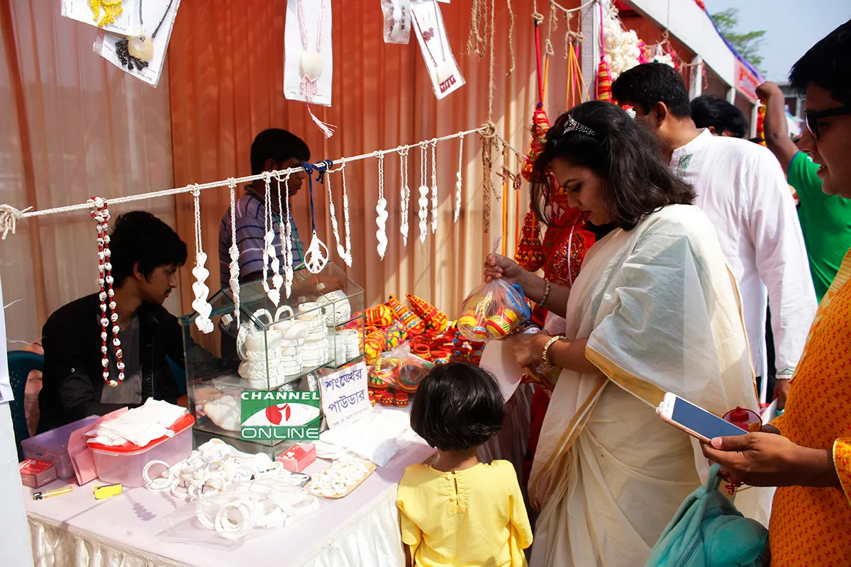 স্টল ঘুরে দেখছেন মা-মেয়ে