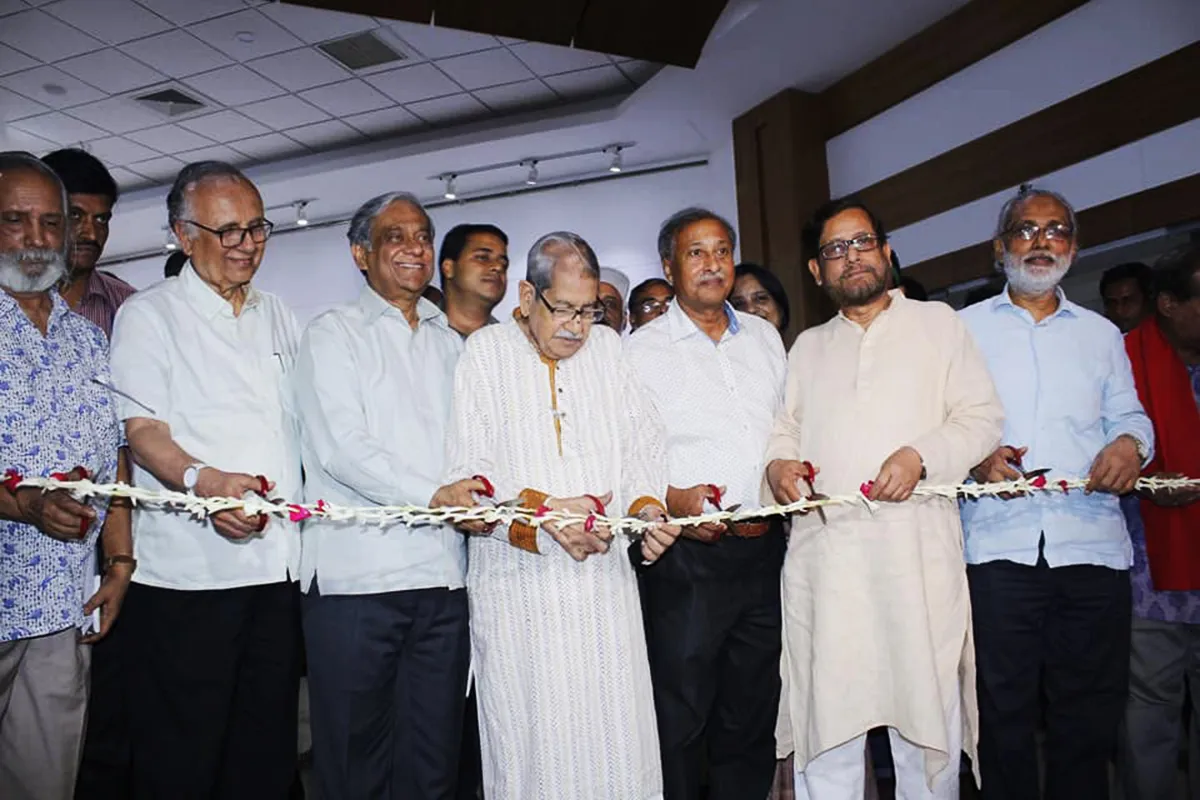 ইমেরিটাস অধ্যাপক ড. আনিসুজ্জামান প্রদর্শনী উদ্বোধন করেন।