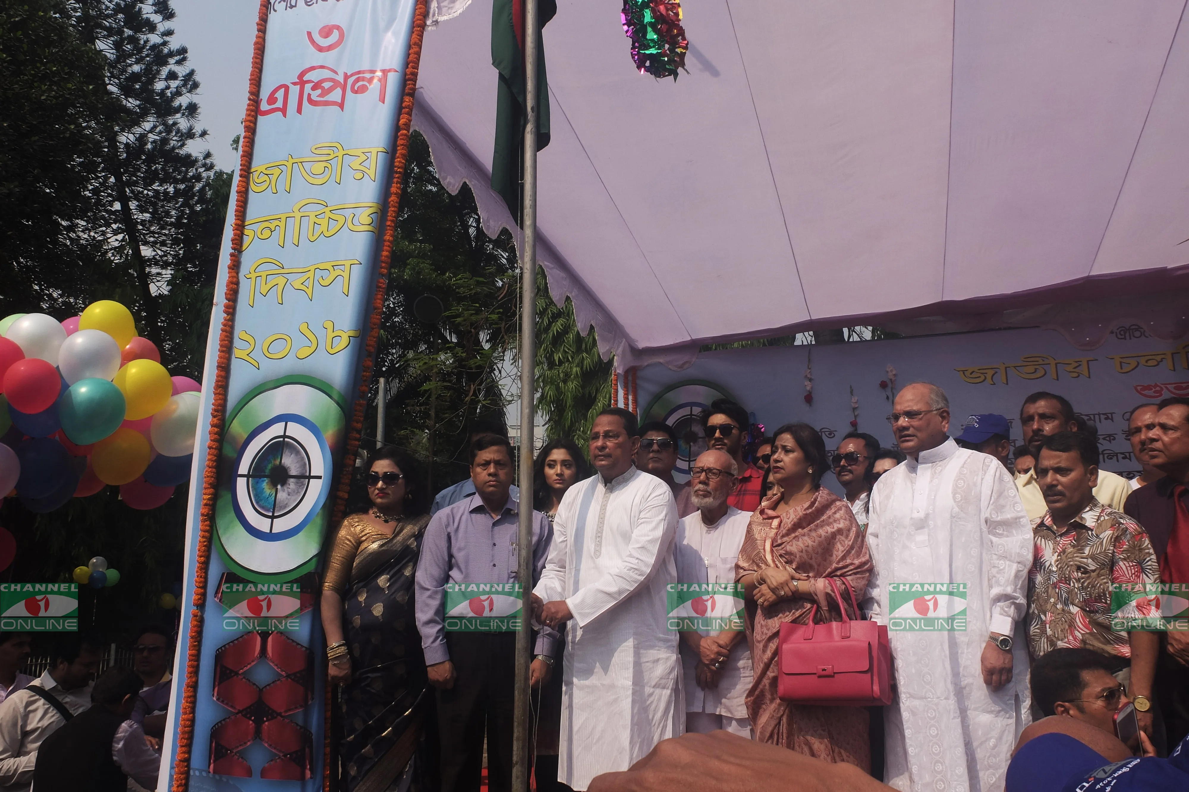 সকাল ১০ টায় এফডিসির প্রশাসনিক ভবন চত্বরে অনুষ্ঠানের উদ্বোধন করেন তথ্যমন্ত্রী হাসানুল হক ইনু