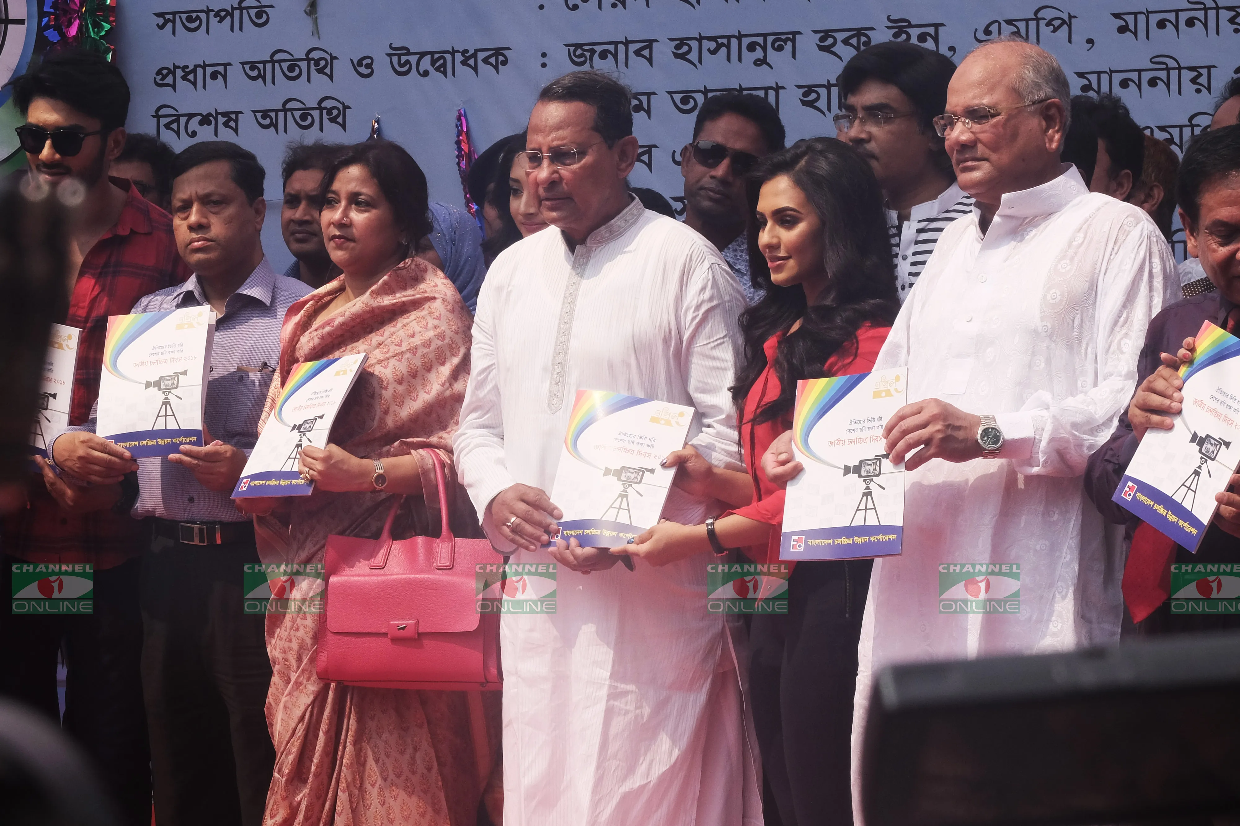 এ সময় মঞ্চে আরও উপস্থিত ছিলেন চিত্রনায়িকা নুসরাত ফারিয়া, পূজা চেরী, চিত্রনায়ক রোশানসহ অনেকে