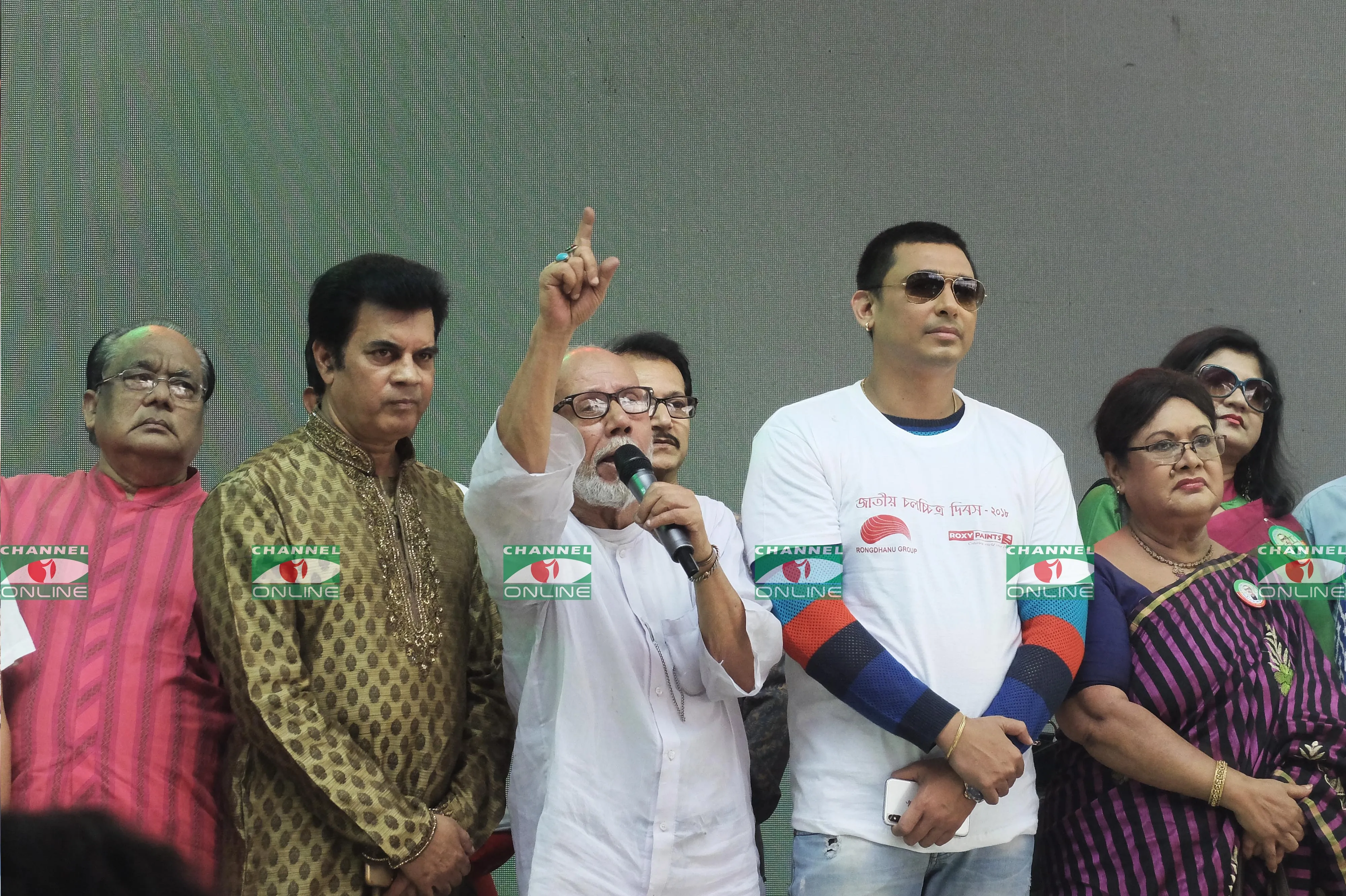 অভিনেতা এটিএম শামসুজ্জামান বলেছেন, ভালো ছবি বানানোর জন্য সরকার যে টাকা দেয়, ওই টাকায় কোনোদিন ভালো ছবি হয়না, বরং লুডু খেলা যায়