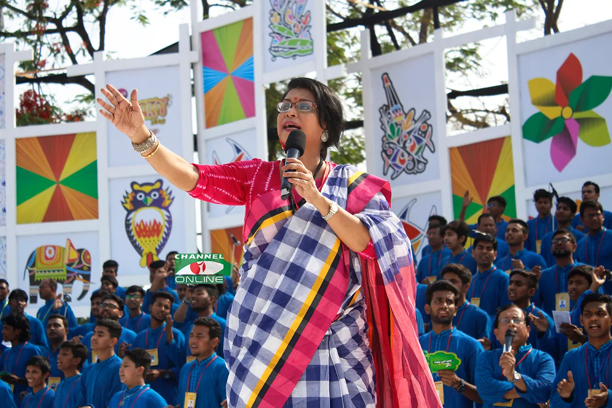 সংগীত পরিবেশন করছেন রেজওয়ানা চৌধুরী বন্যা ও সুরের ধারা’র দল