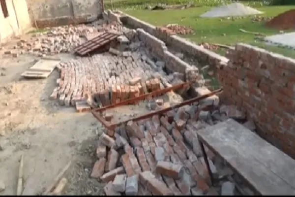 এবার ধসে পড়েছে নির্মাণাধীন বিদ্যালয়ের দেয়াল