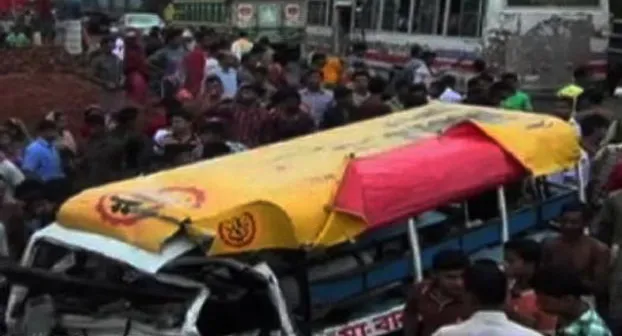 এবার লেগুনা থেকে পড়ে ইডেন ছাত্রী নিহত