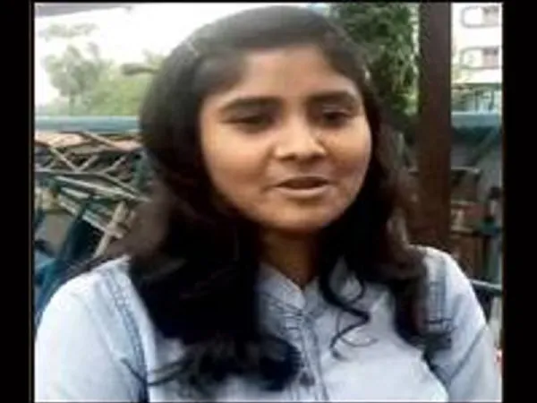 চলন্ত বাস থেকে লাফ দিয়ে চোর ধরলেন তরুণী