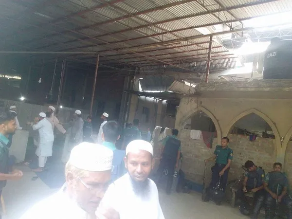 কাকরাইল মসজিদে সাদপন্থী ও বিরোধীদের হাতাহাতি