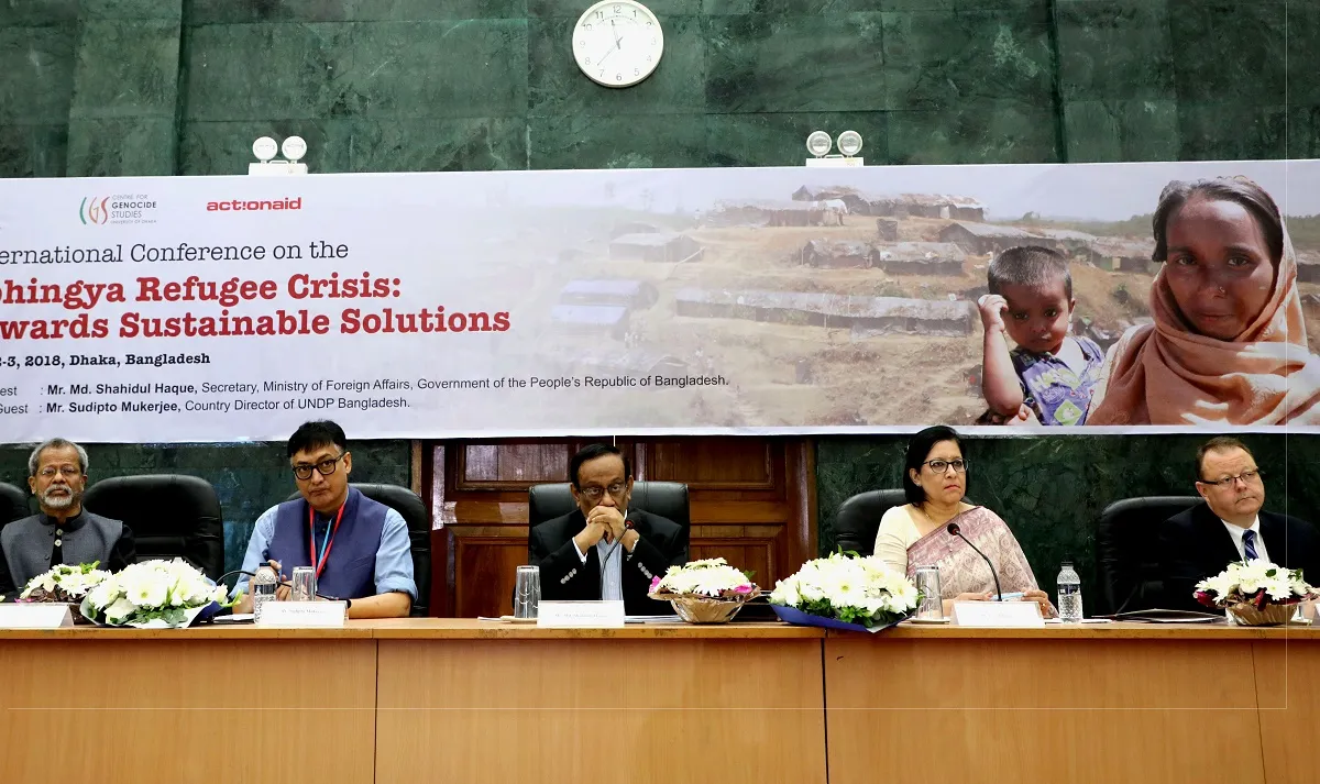 রোহিঙ্গা সংকট: মানবিক বিপর্যয় এবং নিরাপত্তা ঝুঁকিতে বাংলাদেশ