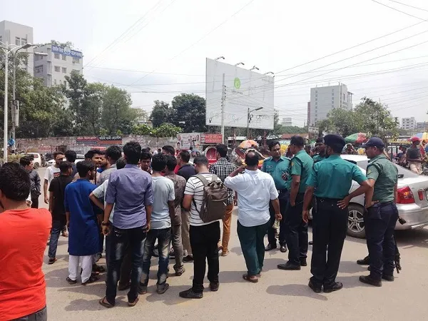 উত্তরা ইউনিভার্সিটির শিক্ষার্থীরা আটকে দিল তুরাগ পরিবহনের বাস