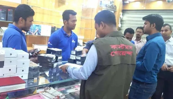 শুল্ক গোয়েন্দাদের অভিযান, ব্যবসায়ীদের সড়ক অবরোধ