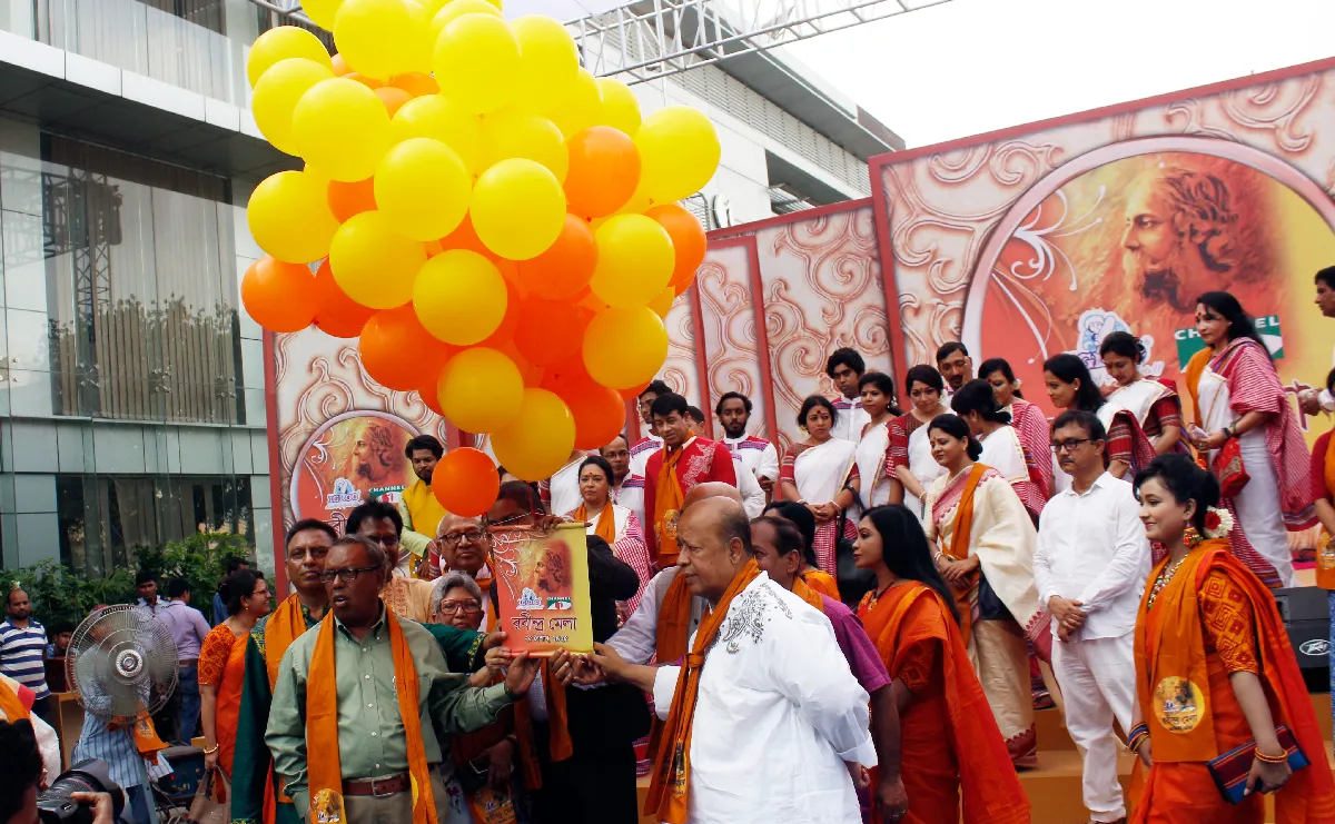 ‘তোমার আসন ঘেরি অনন্ত কল্লোল’