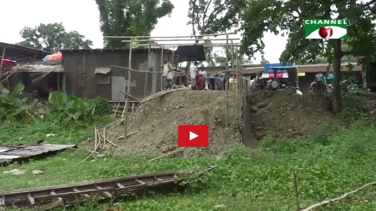নাটোরে পুকুর ভরাট করে চলছে মার্কেট নির্মাণ