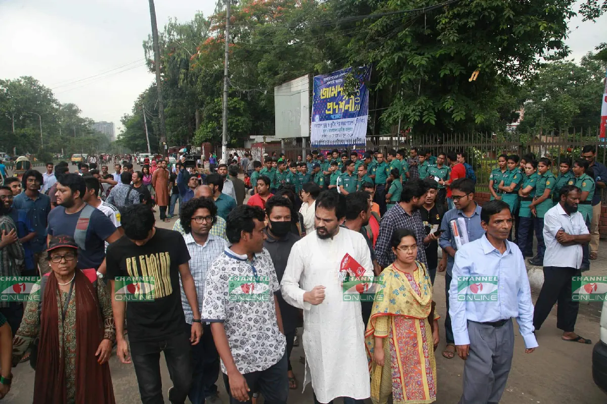 পুলিশের বাধায় গণজাগরণ মঞ্চের প্রতিবাদ সমাবেশ পণ্ড