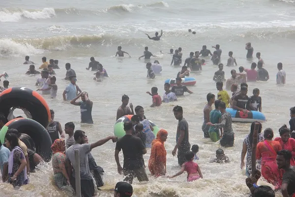 উচ্ছ্বসিত পদচারণায় মুখরিত কক্সবাজার সৈকত