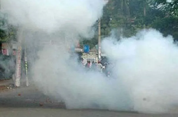 ধানমন্ডির ফুটপাতে হঠাৎ ককটেল বিস্ফোরণ